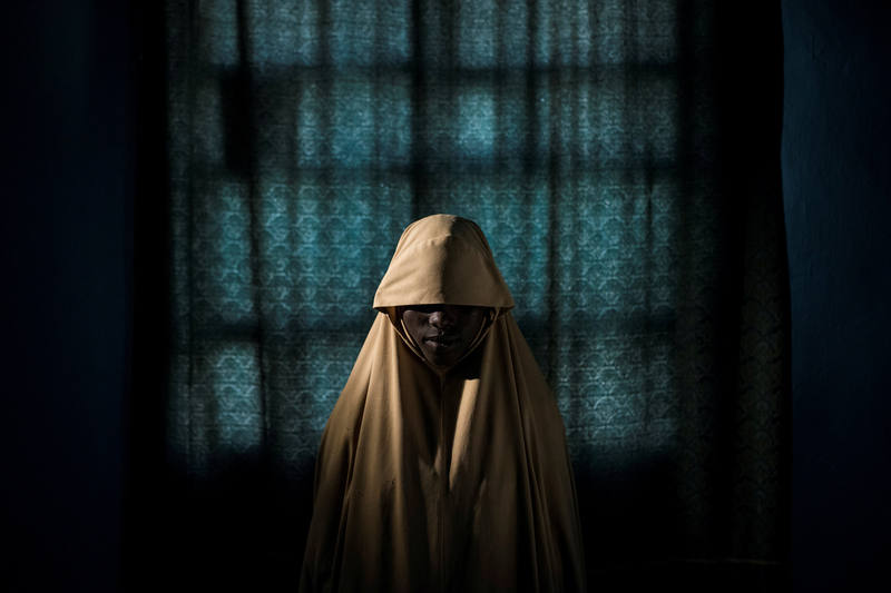 Obra del fotógrafo australiano Adam Ferguson para The New York Times que muestra a la joven Aisha, de 14 años, en Maiduguri en el estado de Borno (Nigeria). Foto: Adam Ferguson vía EFE