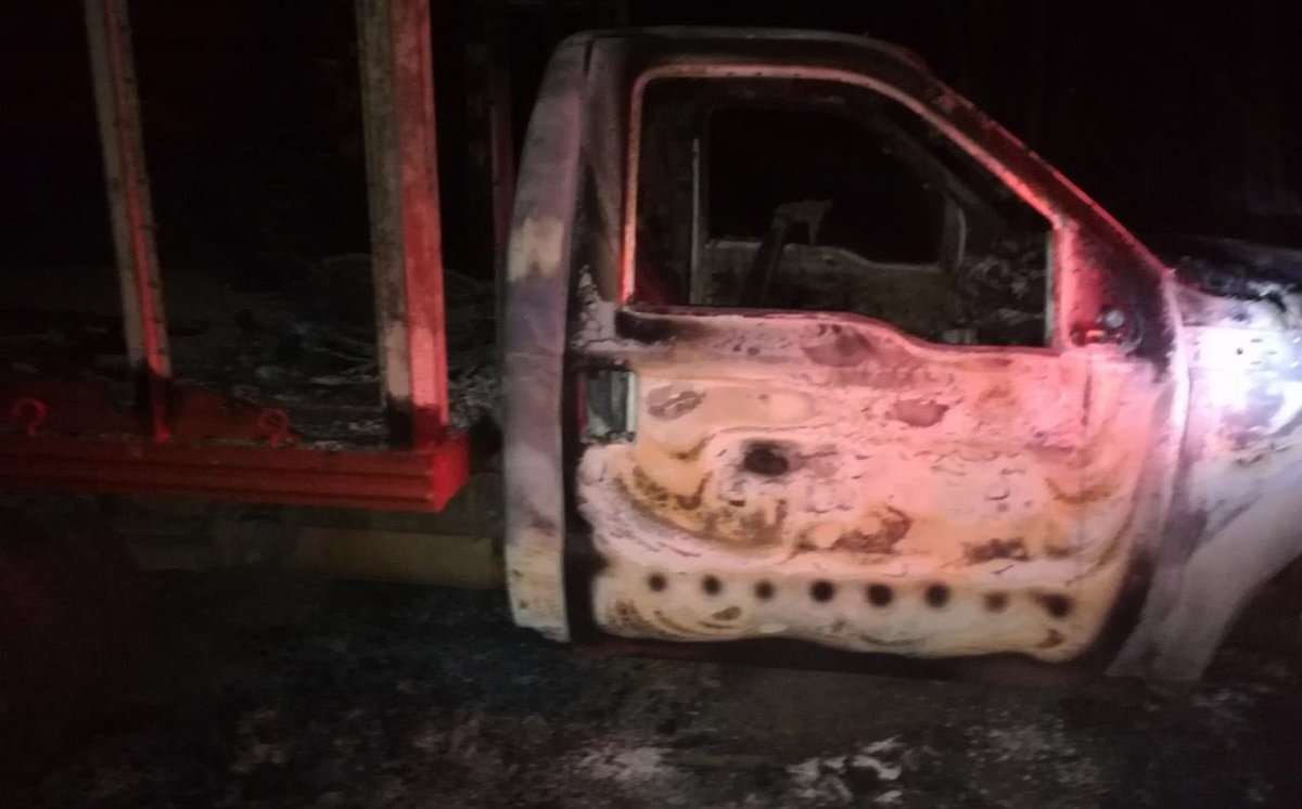 Una camioneta fue incendiada (Fotografía: Milenio Noticias)