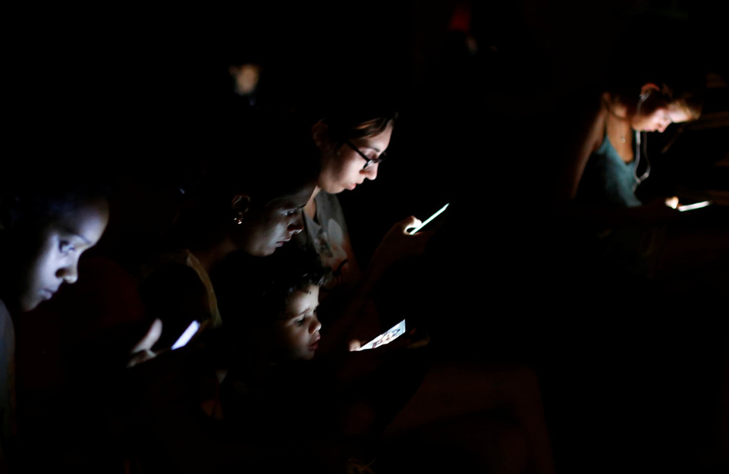 Personas navegan en Internet en La Habana, Cuba (Fotografía: Reuters)