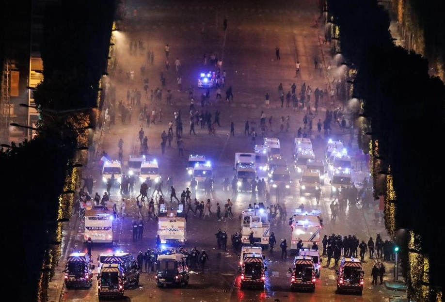 Fotografía: Algunos policías franceses resultaron con heridas leves en algunos incidentes en la noche / The Sun