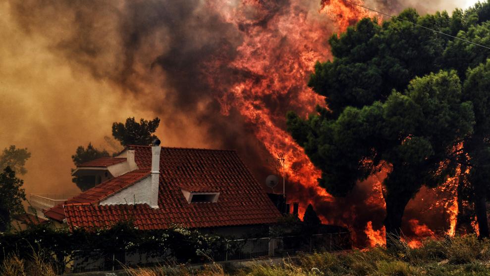 Una casa es pasto de las llamas en Kineta, cerca de Atenas (Fotografía: AFP)